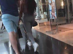 Pocket venus shopping with boyfriend Picture 7