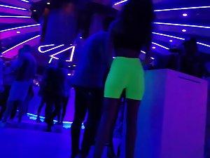 Impossible to miss her ass in nightclub Picture 5