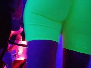 Impossible to miss her ass in nightclub Picture 7