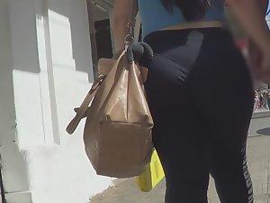 Big girlfriend in tight leggings Picture 3