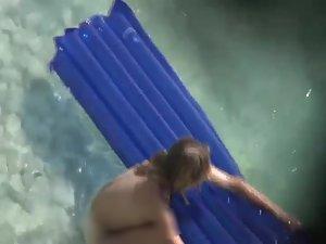 Spread ass of a girl floating in the water Picture 8