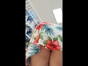 Upskirt of juicy milf in the supermarket Picture 1