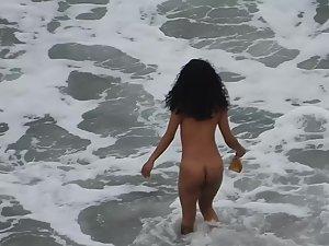Voyeur caught a sexy naked photo shoot on the beach Picture 1