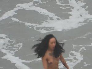 Voyeur caught a sexy naked photo shoot on the beach Picture 2