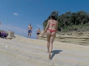 Following a hot girl in red bikini to the cliffs Picture 3