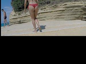 Following a hot girl in red bikini to the cliffs Picture 4