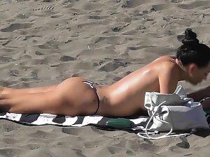 Bubble butt of a fancy girl on the beach Picture 8