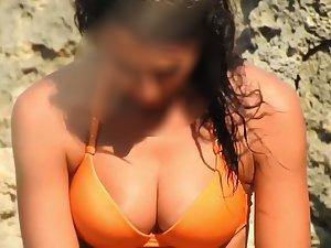 Spying on hot girlfriend on an isolated beach Picture 3