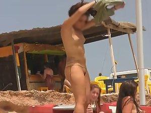 Voyeur is worried for sand in her vagina Picture 2