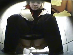 Nice woman caught pissing Picture 4