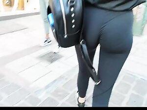 Hot ass shape and visible thong in leggings Picture 3