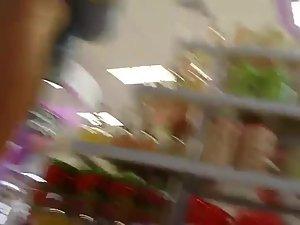 Disappointing sight under her skirt Picture 7