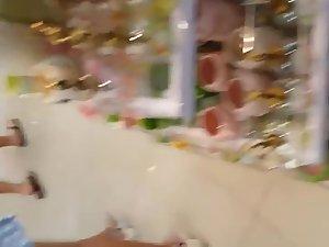 Disappointing sight under her skirt Picture 8