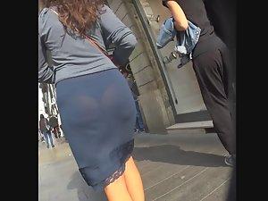 Accidental nudity in milf's transparent skirt Picture 5