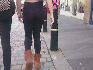 Seeing through teen girl's tights Picture 1