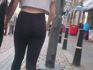 Seeing through teen girl's tights Picture 2