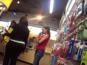 Crouching makes her ass crack peek out of jeans Picture 7