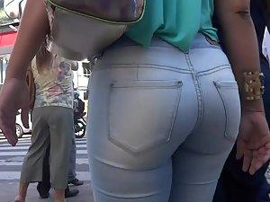 Ass fills up jeans very nicely