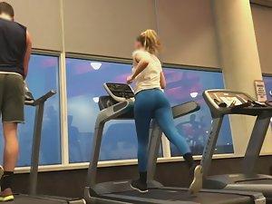 Sexy treadmill runner in blue tights Picture 1