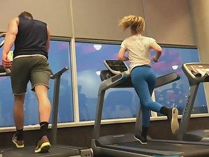 Sexy treadmill runner in blue tights Picture 2