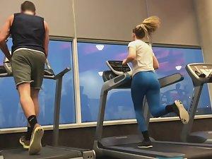 Sexy treadmill runner in blue tights Picture 3