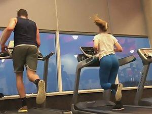 Sexy treadmill runner in blue tights Picture 4