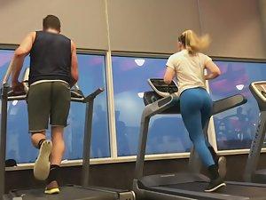 Sexy treadmill runner in blue tights Picture 5