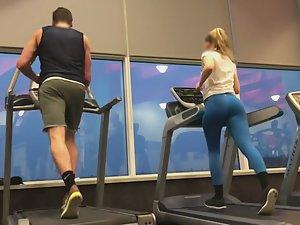 Sexy treadmill runner in blue tights Picture 6