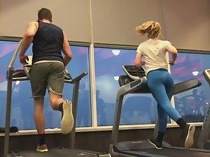 Sexy treadmill runner in blue tights Picture 7