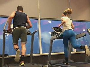 Sexy treadmill runner in blue tights Picture 8