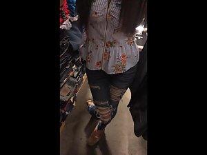 Cleavage of sexy store clerk in torn jeans Picture 1