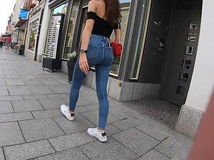 Curly girl looks sexy in tight jeans Picture 2
