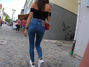 Curly girl looks sexy in tight jeans Picture 6