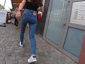 Curly girl looks sexy in tight jeans Picture 7