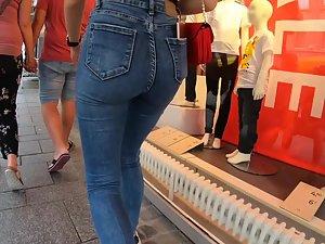 Curly girl looks sexy in tight jeans Picture 8