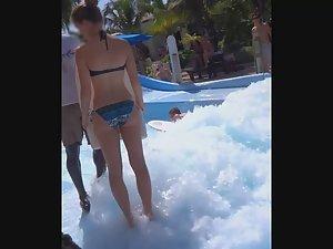 Perfect young body in water park Picture 2