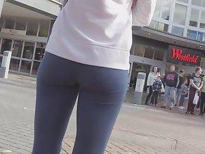 Fit young ass in blue tights Picture 1