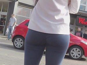 Fit young ass in blue tights Picture 2