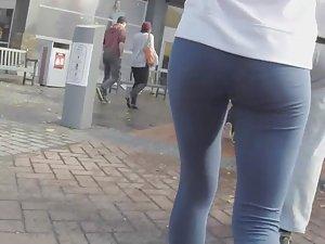 Fit young ass in blue tights Picture 5