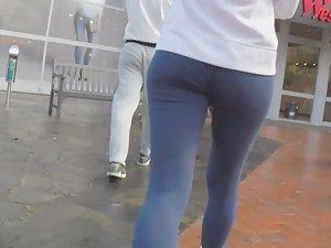 Fit young ass in blue tights Picture 7