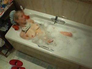 Mother caught masturbating in a bathtub Picture 7