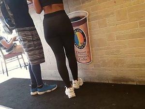 Beauty of fit black girl at a coffee shop Picture 1