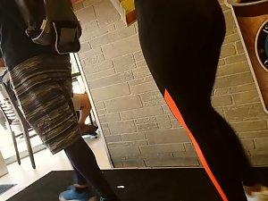Beauty of fit black girl at a coffee shop Picture 2