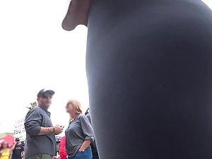 Voyeur gets close to monster sized cameltoe Picture 2