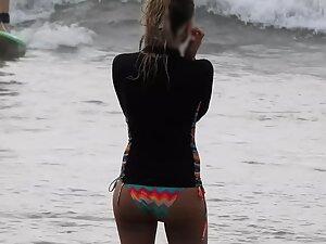 Admiring her round butt while she photographs the ocean Picture 4