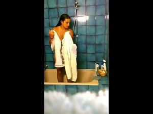 Peeping on naked aunt in bathroom Picture 5
