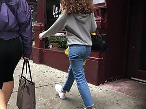 Exotic girl with wide hips and ass in leggings Picture 1