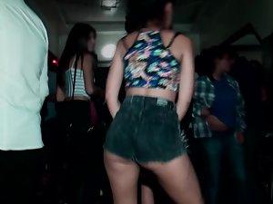 Sexy girl twerks her ass in a nightclub Picture 2