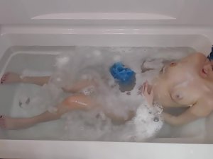 Cutie films herself masturbating in bathtub Picture 1