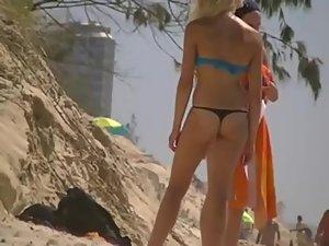 Girl in a thong bikini bending over Picture 7